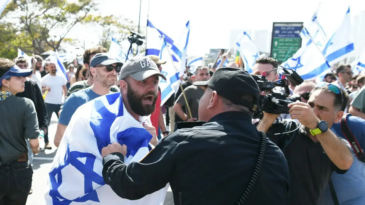 מעצר מפגינים במחאה על המהפכה המשפטית, עזריאלי, תל אביב 1 במרץ 2023 מעצר מפגינים במחאה על המהפכה המשפטית, עזריאלי, תל אביב 1 במרץ 2023