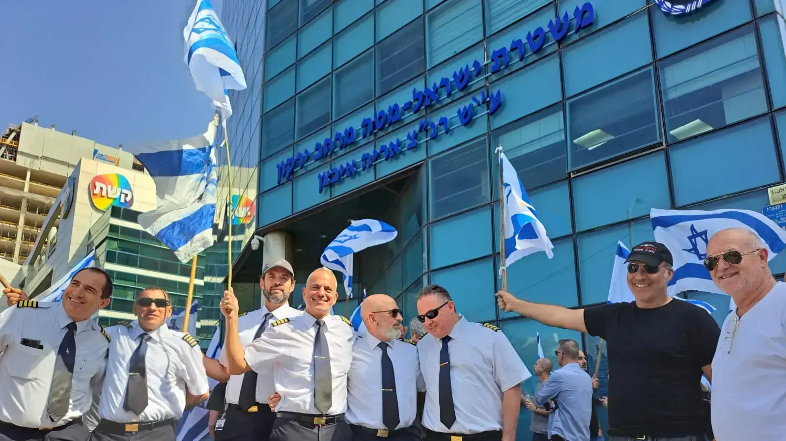 טייסים מפגינים במחאה על המהפכה המשפטית, מחוץ לתחנת המשטרה תל אביב 1 במרץ 2023 טייסים מפגינים במחאה על המהפכה המשפטית, מחוץ לתחנת המשטרה תל אביב 1 במרץ 2023