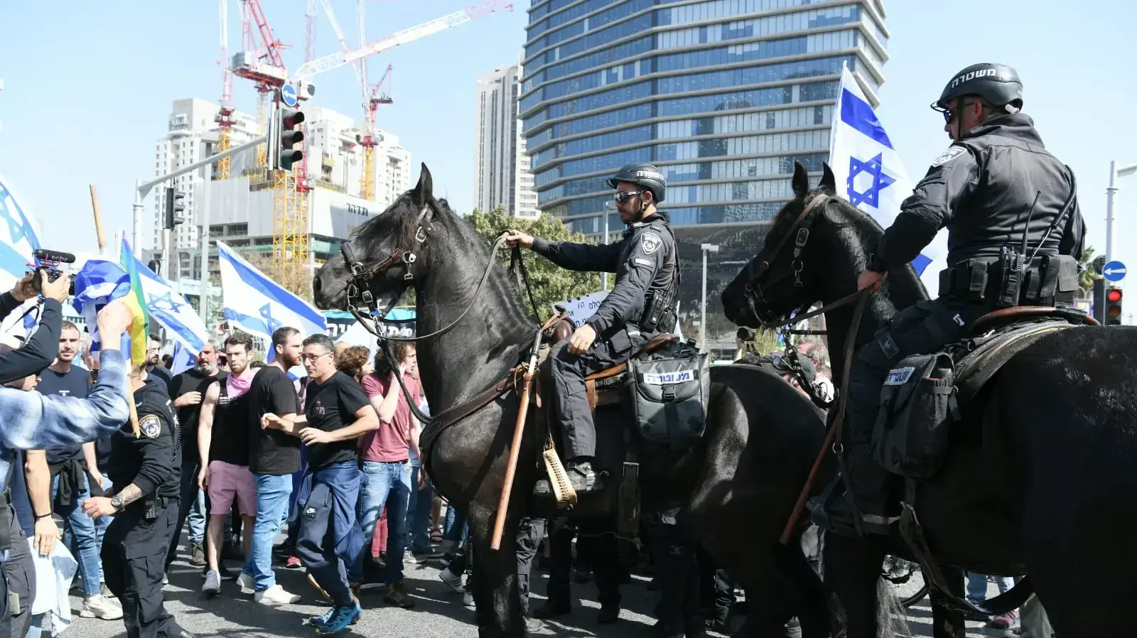 מפגינים במחאה על המהפכה המשפטית, עזריאלי, תל אביב 1 במרץ 2023 מפגינים במחאה על המהפכה המשפטית, עזריאלי, תל אביב 1 במרץ 2023