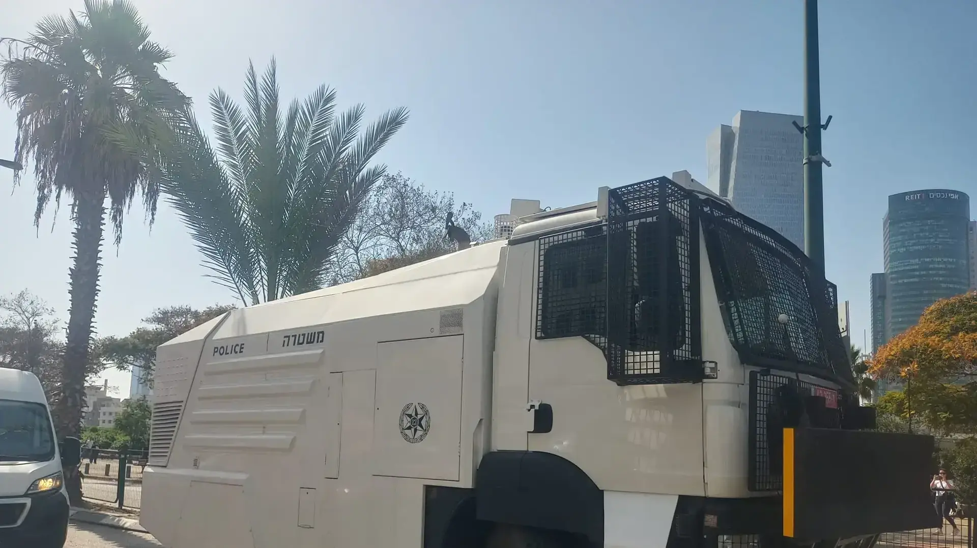 מכתזית לפינוי מפגינים במחאה על המהפכה המשפטית, נתיבי איילון,תל אביב 1 במרץ 2023 מכתזית לפינוי מפגינים במחאה על המהפכה המשפטית, נתיבי איילון,תל אביב 1 במרץ 2023