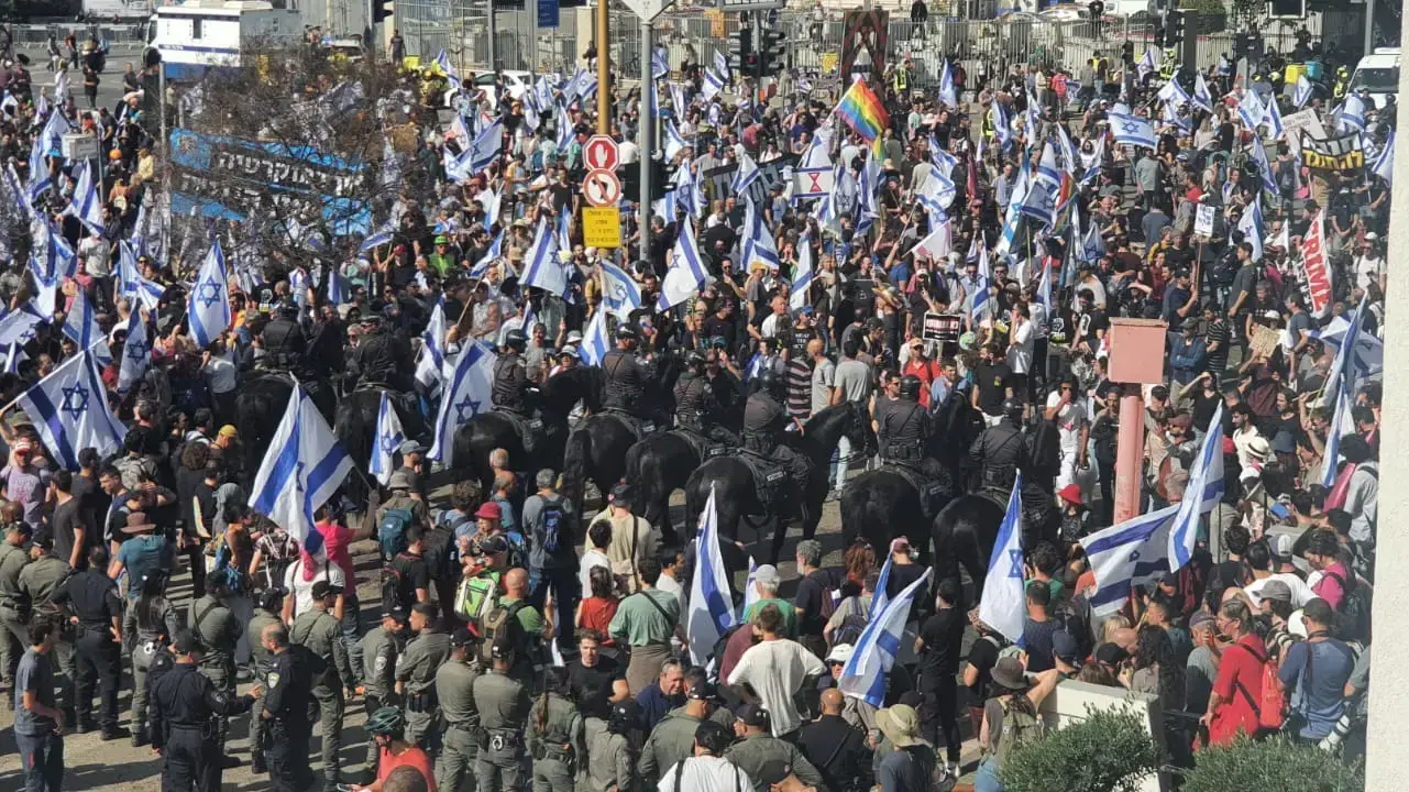 מפגינים במחאה על המהפכה המשפטית, עזריאלי, תל אביב 1 במרץ 2023 מפגינים במחאה על המהפכה המשפטית, עזריאלי, תל אביב 1 במרץ 2023