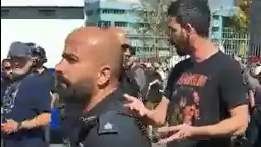 השוטר מאיר סויסה זורק רימון הלם על מפגינים נגד המהפכה המשפטית. 1 במרץ 2023