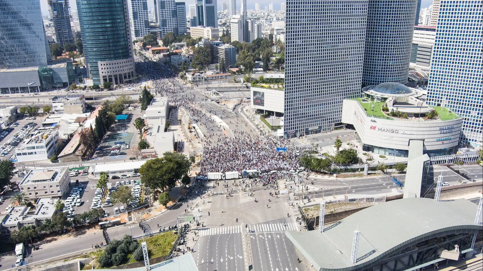 מבט אווירי- אזרחים חוסמים את צומת עזריאלי במחאה נגד המהפכה המשפטית. תל אביב, ישראל, 1 במרץ 2023. מבט אווירי- אזרחים חוסמים את צומת עזריאלי במחאה נגד המהפכה המשפטית. תל אביב, ישראל, 1 במרץ 2023.