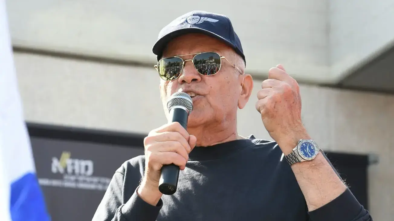 הרמטכ"ל לשעבר דן חלוץ בהפגנה נגד המהפכה המשפטית. 1 במרץ 2023 הרמטכ"ל לשעבר דן חלוץ בהפגנה נגד המהפכה המשפטית. 1 במרץ 2023
