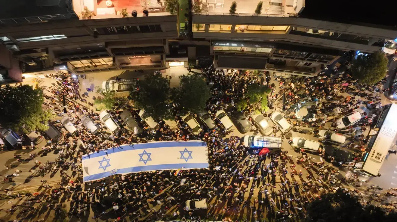 הפגנה מול המספרה בכיכר המדינה בה נוכחה שרה נתניהו. 1 במרץ 2023 הפגנה מול המספרה בכיכר המדינה בה נוכחה שרה נתניהו. 1 במרץ 2023