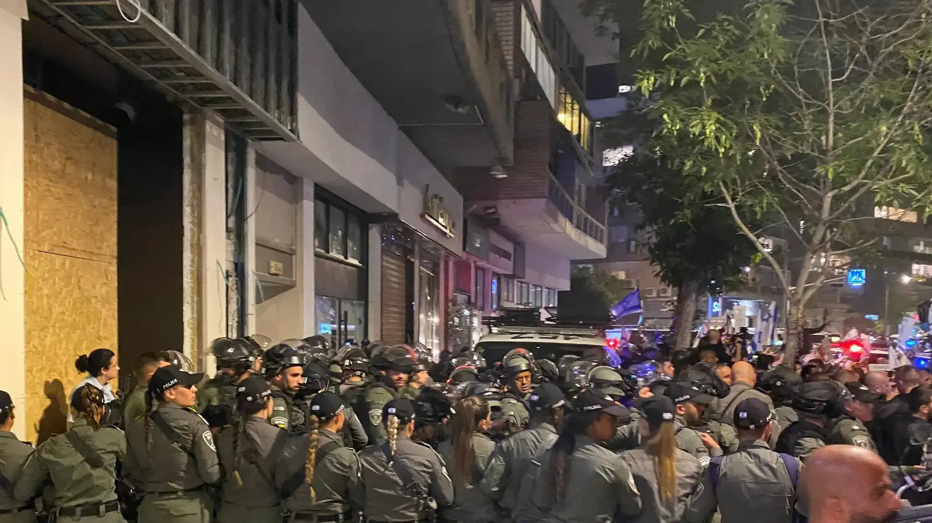 הפגנה מול המספרה בכיכר המדינה בה נוכחה שרה נתניהו. 1 במרץ 2023 הפגנה מול המספרה בכיכר המדינה בה נוכחה שרה נתניהו. 1 במרץ 2023