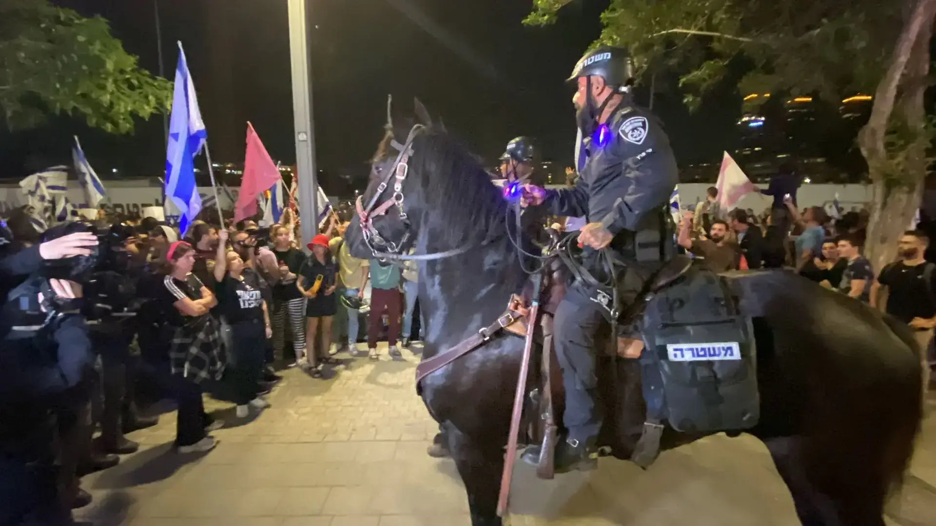 הפגנה מול המספרה בכיכר המדינה בה נוכחה שרה נתניהו. 1 במרץ 2023 הפגנה מול המספרה בכיכר המדינה בה נוכחה שרה נתניהו. 1 במרץ 2023