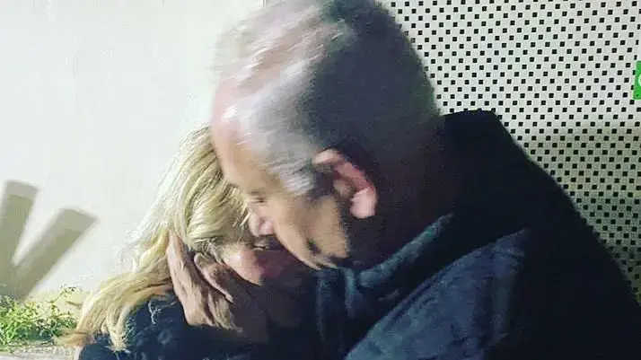 בנימין נתניהו מקבל את פניה של רעייתו שרה נתניהו אחרי שאלפי מפגינים חסמו את יציאתה מהספר בנימין נתניהו מקבל את פניה של רעייתו שרה נתניהו אחרי שאלפי מפגינים חסמו את יציאתה מהספר
