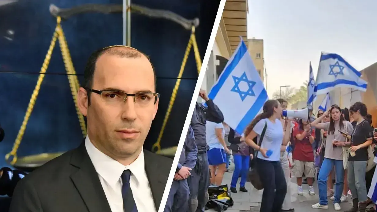 הפגנה מול בית וואלה נגד המהפכה המשפטית, לקראת ביקורו של חה"כ שמחה רוטמן. 2 במרץ 2023 הפגנה מול בית וואלה נגד המהפכה המשפטית, לקראת ביקורו של חה"כ שמחה רוטמן. 2 במרץ 2023