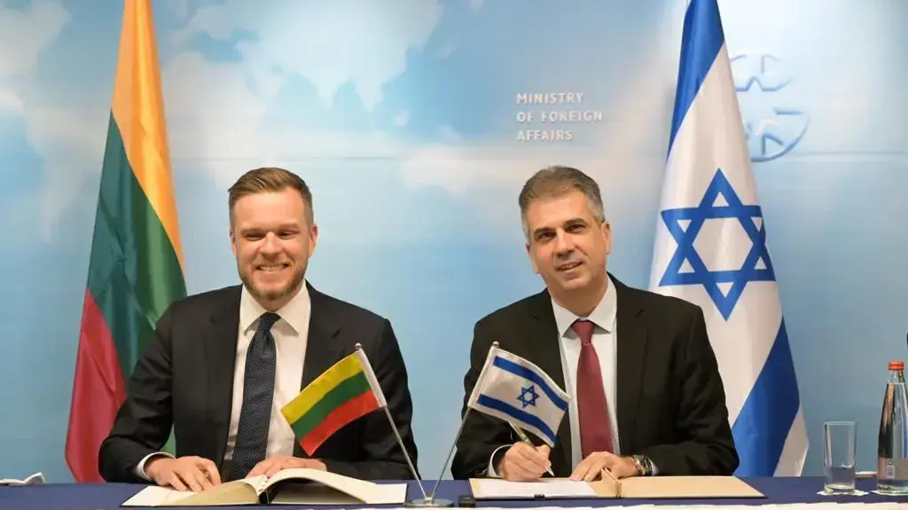 אלי כהן עם שר החוץ של ליטא גבריאליוס לנדסברגיס אלי כהן עם שר החוץ של ליטא גבריאליוס לנדסברגיס