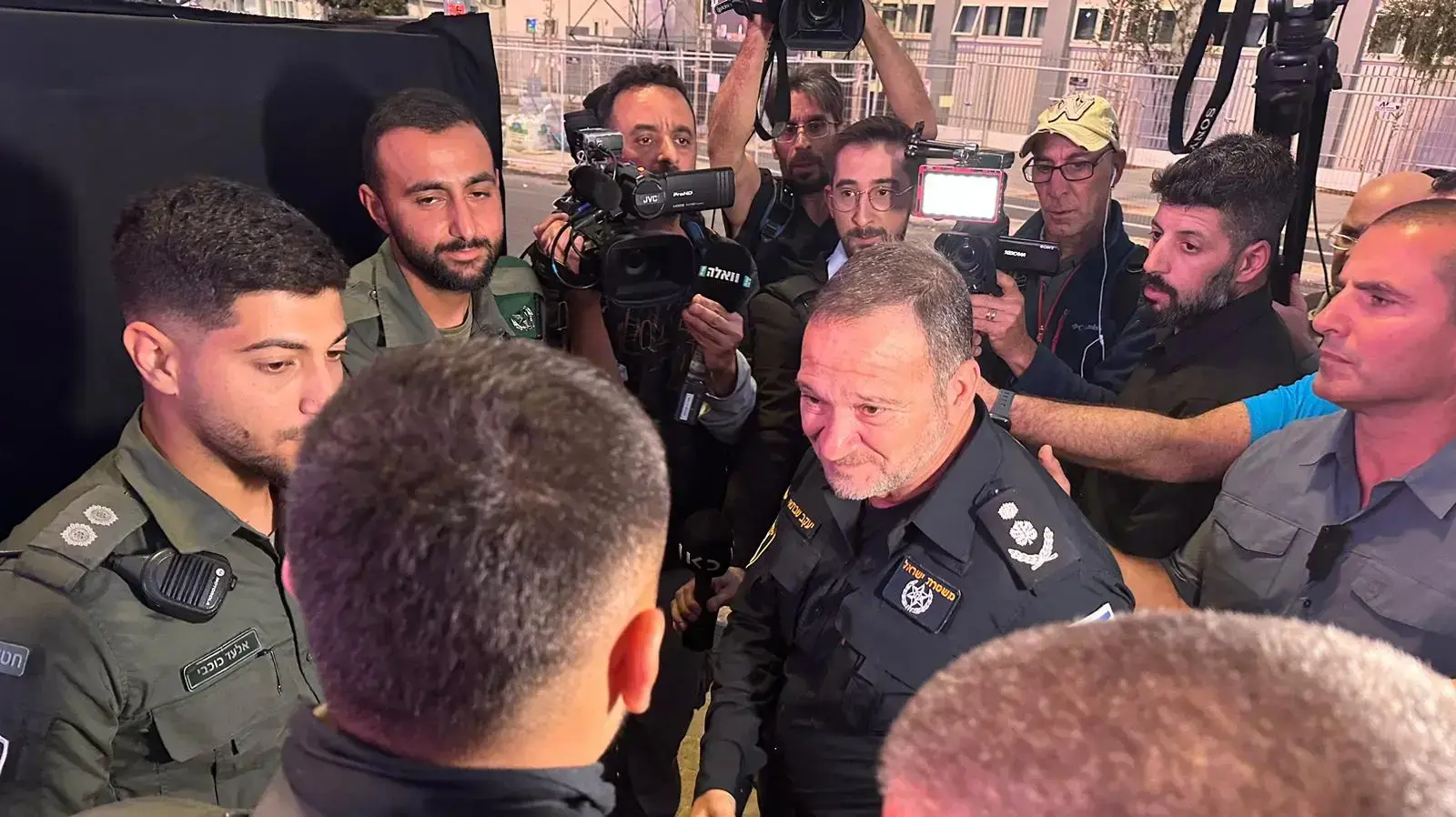 מפכ"ל המשטרה מסייר בדרך השלום בתל אביב לפני ההפגנה, 4 במרץ 2023 מפכ"ל המשטרה מסייר בדרך השלום בתל אביב לפני ההפגנה, 4 במרץ 2023