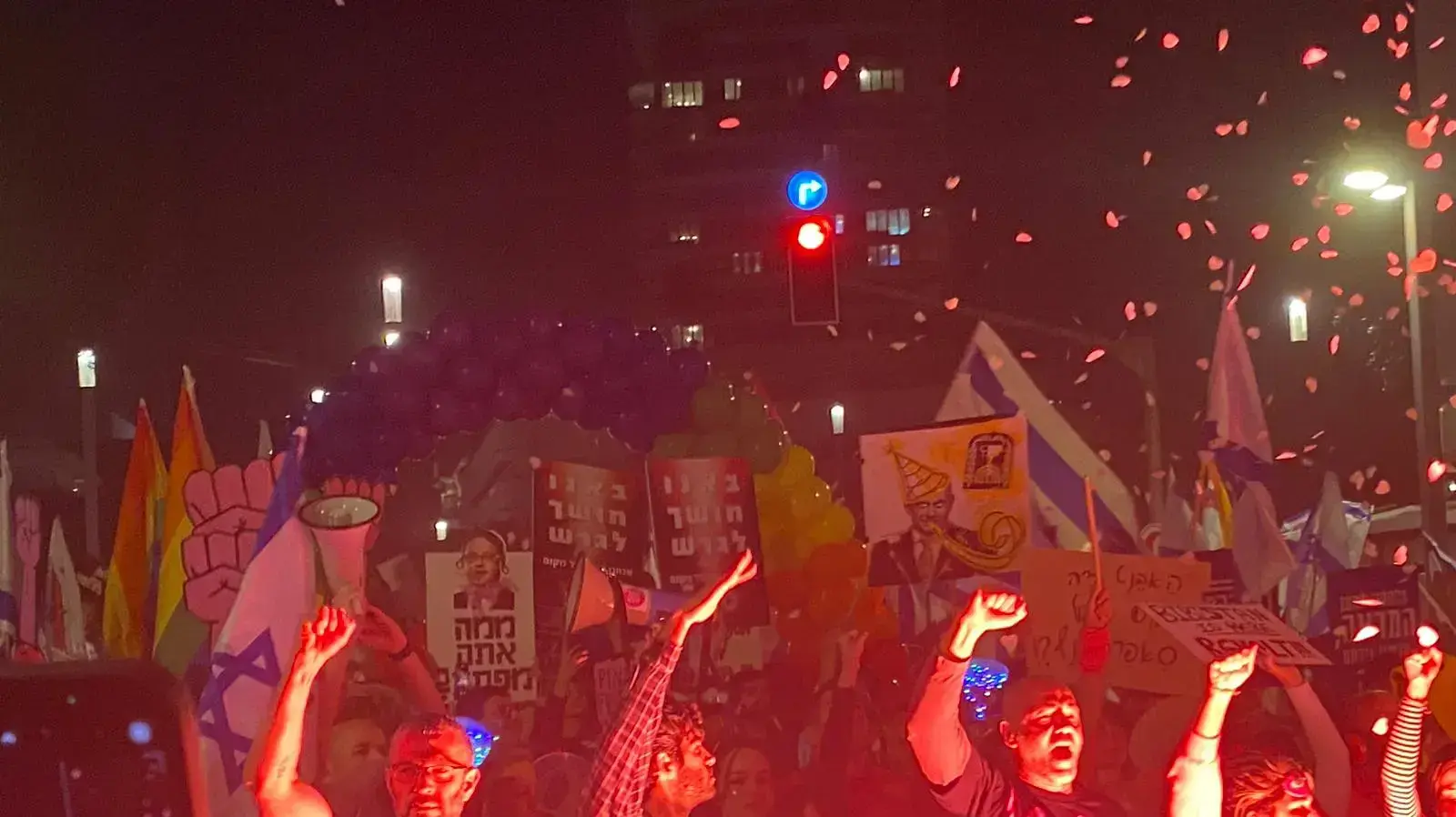 תהלוכת לפידים במסגרת ההפגנה נגד המהפכה המשפטית, דיזינגוף תל אביב, 4 במרץ 2023 תהלוכת לפידים במסגרת ההפגנה נגד המהפכה המשפטית, דיזינגוף תל אביב, 4 במרץ 2023