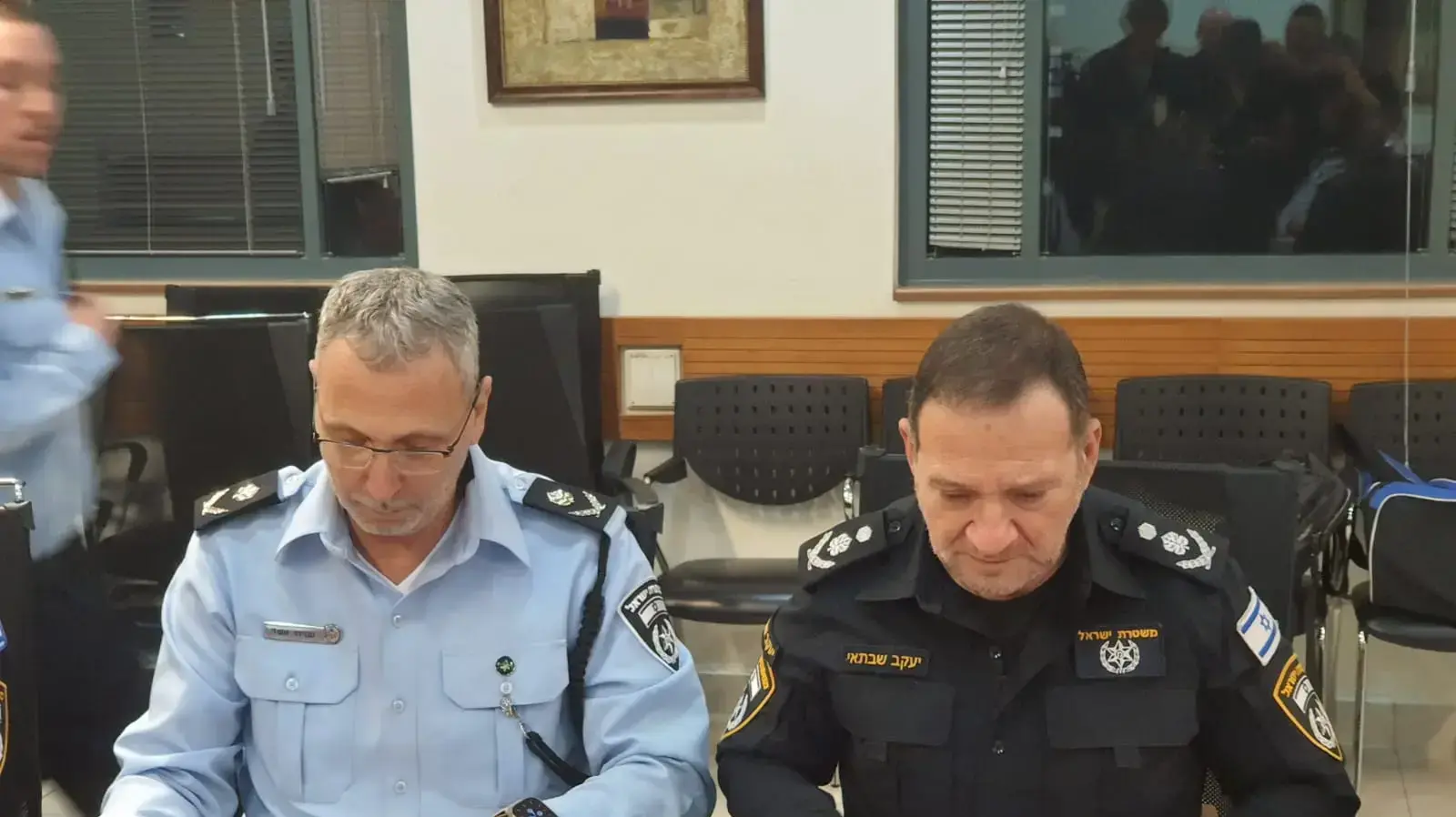 קובי שבתאי מפכ"ל המשטרה, עמי אשד מפקד מחוז תל אביב בחפ"ק לפני ההפגנה על המהפכה המשפטית, קפלן ת"א, 4 במרץ 2023 קובי שבתאי מפכ"ל המשטרה, עמי אשד מפקד מחוז תל אביב בחפ"ק לפני ההפגנה על המהפכה המשפטית, קפלן ת"א, 4 במרץ 2023