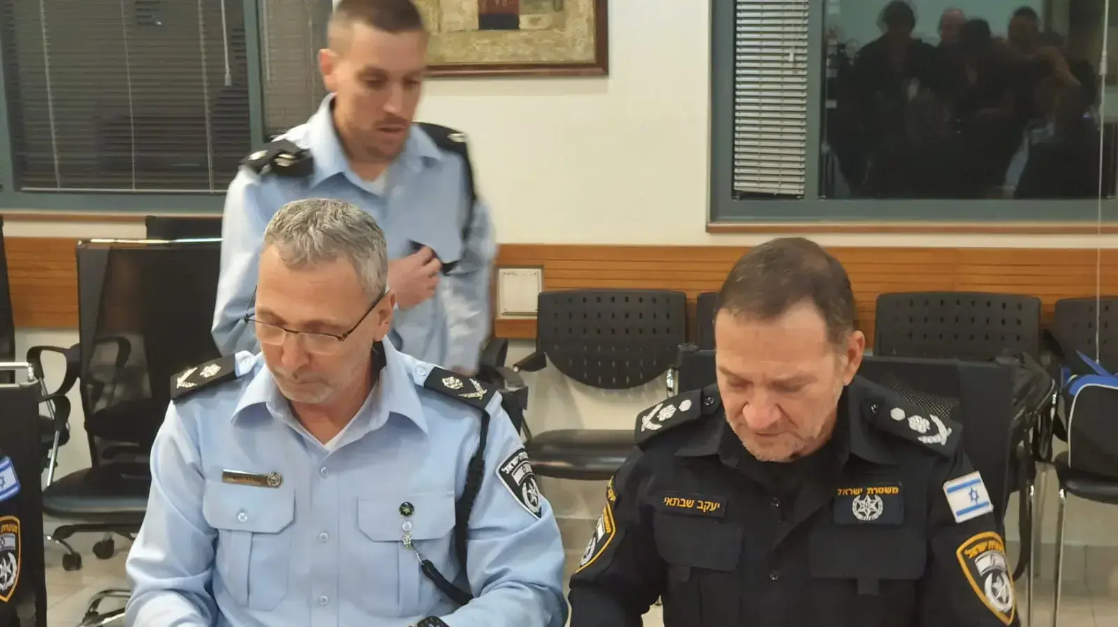 קובי שבתאי מפכ"ל המשטרה, עמי אשד מפקד מחוז תל אביב בחפ"ק לפני ההפגנה על המהפכה המשפטית, קפלן ת"א, 4 במרץ 2023