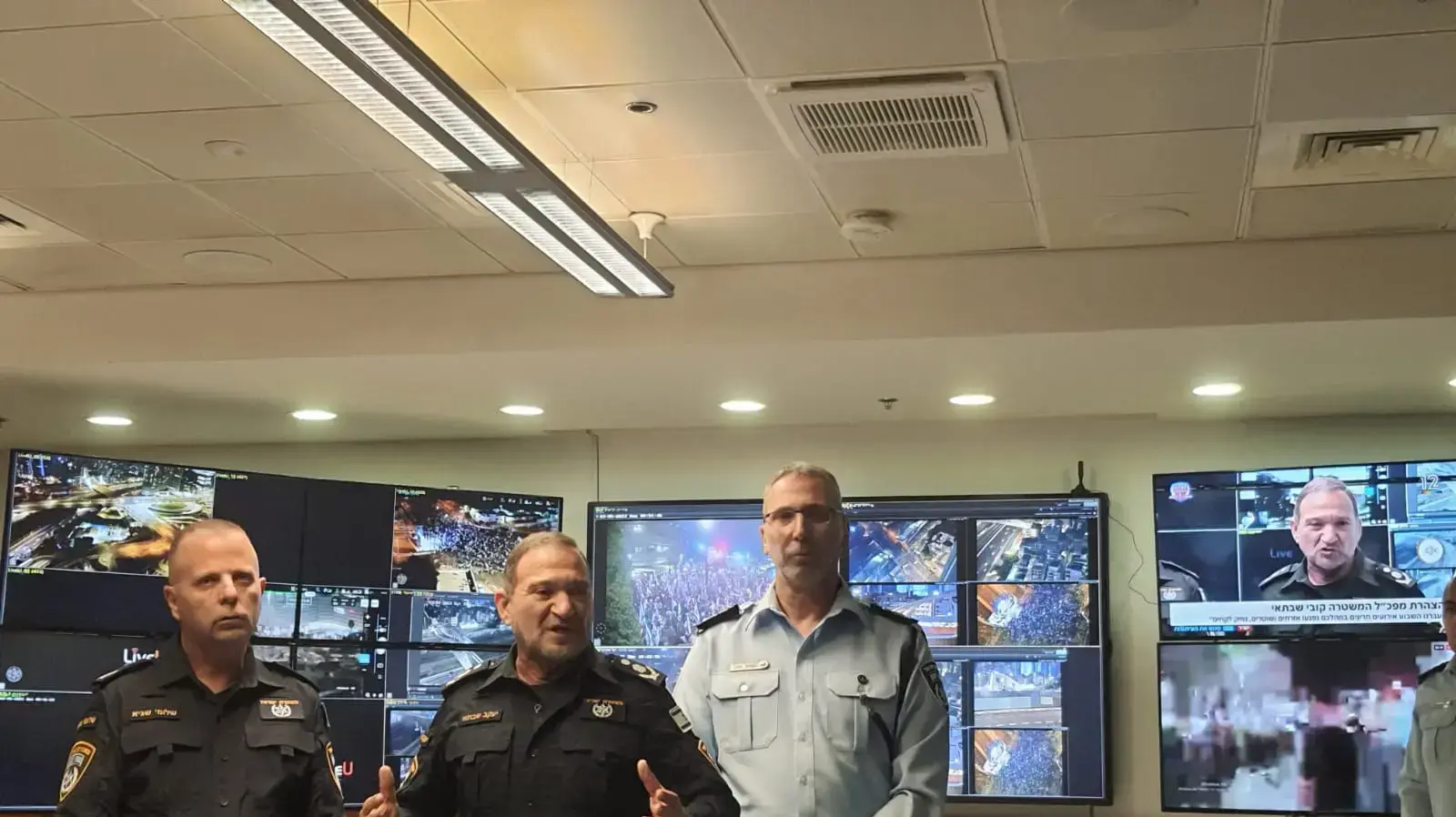קובי שבתאי מפכ"ל המשטרה, עמי אשד מפקד מחוז תל אביב בחפ"ק לפני ההפגנה על המהפכה המשפטית, קפלן ת"א, 4 במרץ 2023 קובי שבתאי מפכ"ל המשטרה, עמי אשד מפקד מחוז תל אביב בחפ"ק לפני ההפגנה על המהפכה המשפטית, קפלן ת"א, 4 במרץ 2023