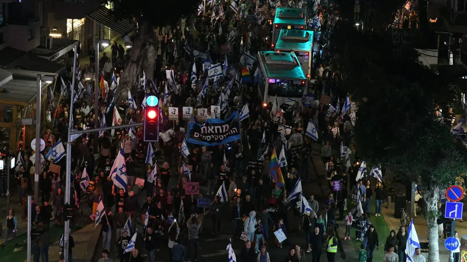 צעדה במסגרת ההפגנה נגד המהפכה המשפטית, דיזינגוף תל אביב, 4 במרץ 2023 צעדה במסגרת ההפגנה נגד המהפכה המשפטית, דיזינגוף תל אביב, 4 במרץ 2023