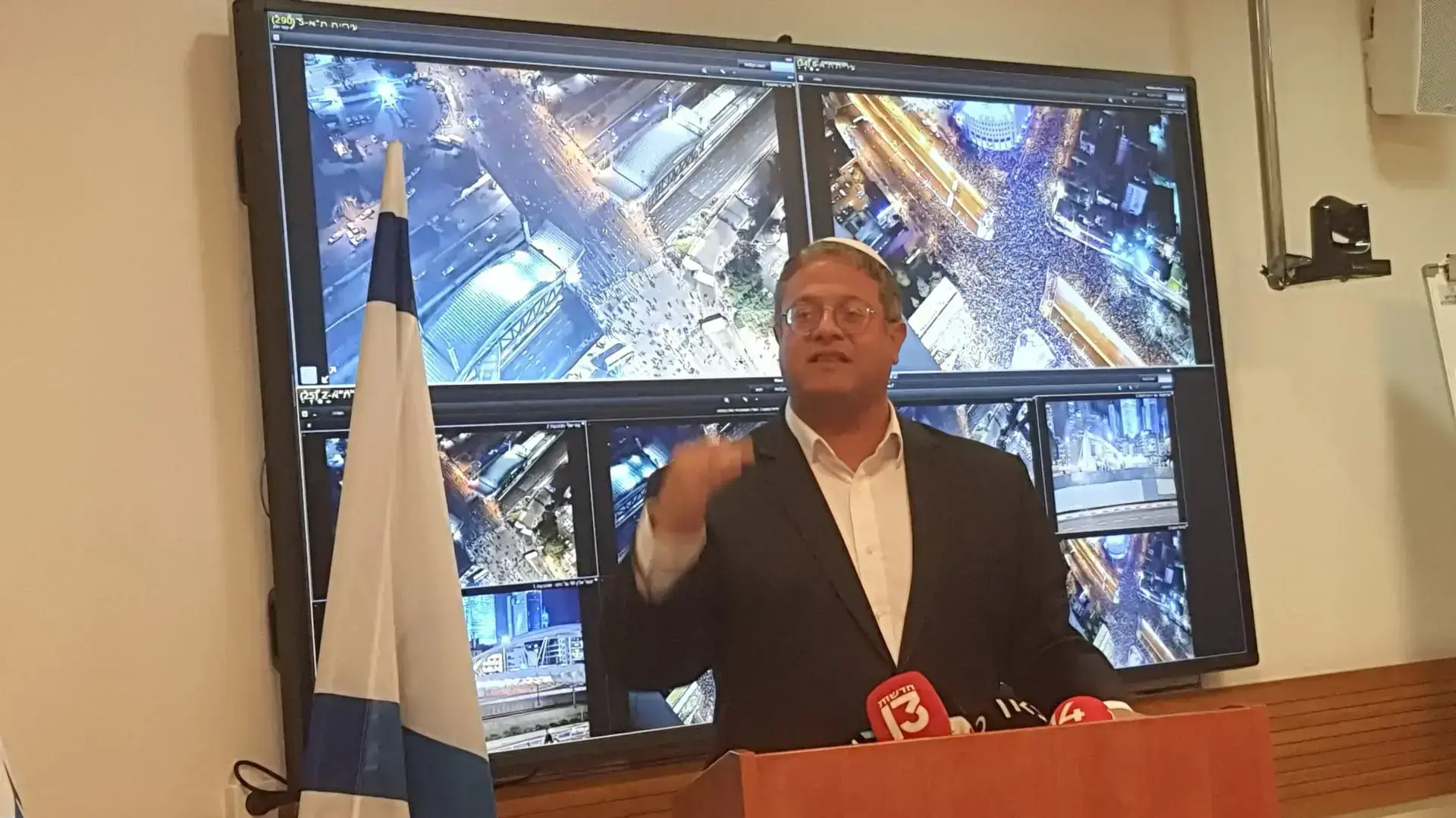 איתמר בן גביר, השר לביטחון לאומי בתדרוך בחפ"ק המשטרה בהפגנה נגד המהפכה המשפטית,קפלן תל אביב, 4 במרץ 2023 איתמר בן גביר, השר לביטחון לאומי בתדרוך בחפ"ק המשטרה בהפגנה נגד המהפכה המשפטית,קפלן תל אביב, 4 במרץ 2023
