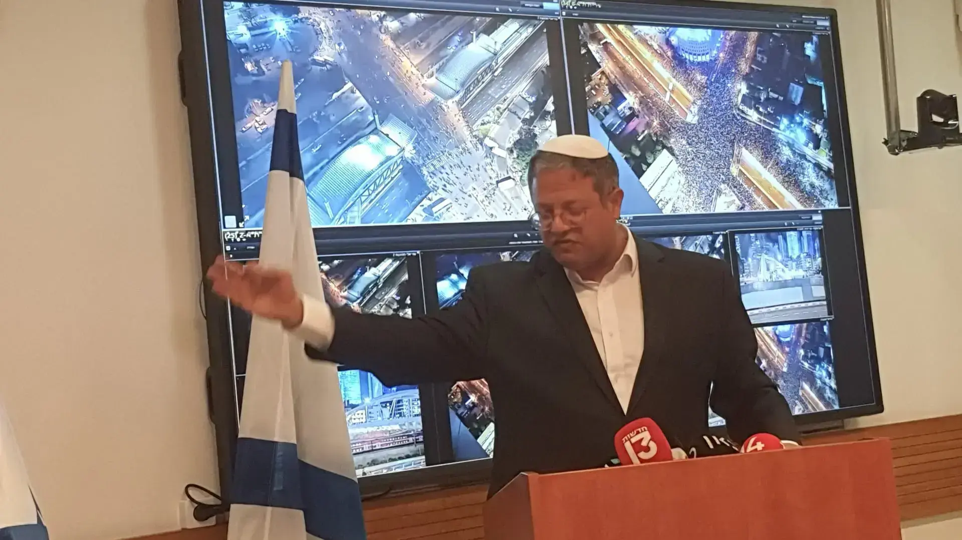 איתמר בן גביר, השר לביטחון לאומי בתדרוך בחפ"ק המשטרה בהפגנה נגד המהפכה המשפטית,קפלן תל אביב, 4 במרץ 2023 איתמר בן גביר, השר לביטחון לאומי בתדרוך בחפ"ק המשטרה בהפגנה נגד המהפכה המשפטית,קפלן תל אביב, 4 במרץ 2023