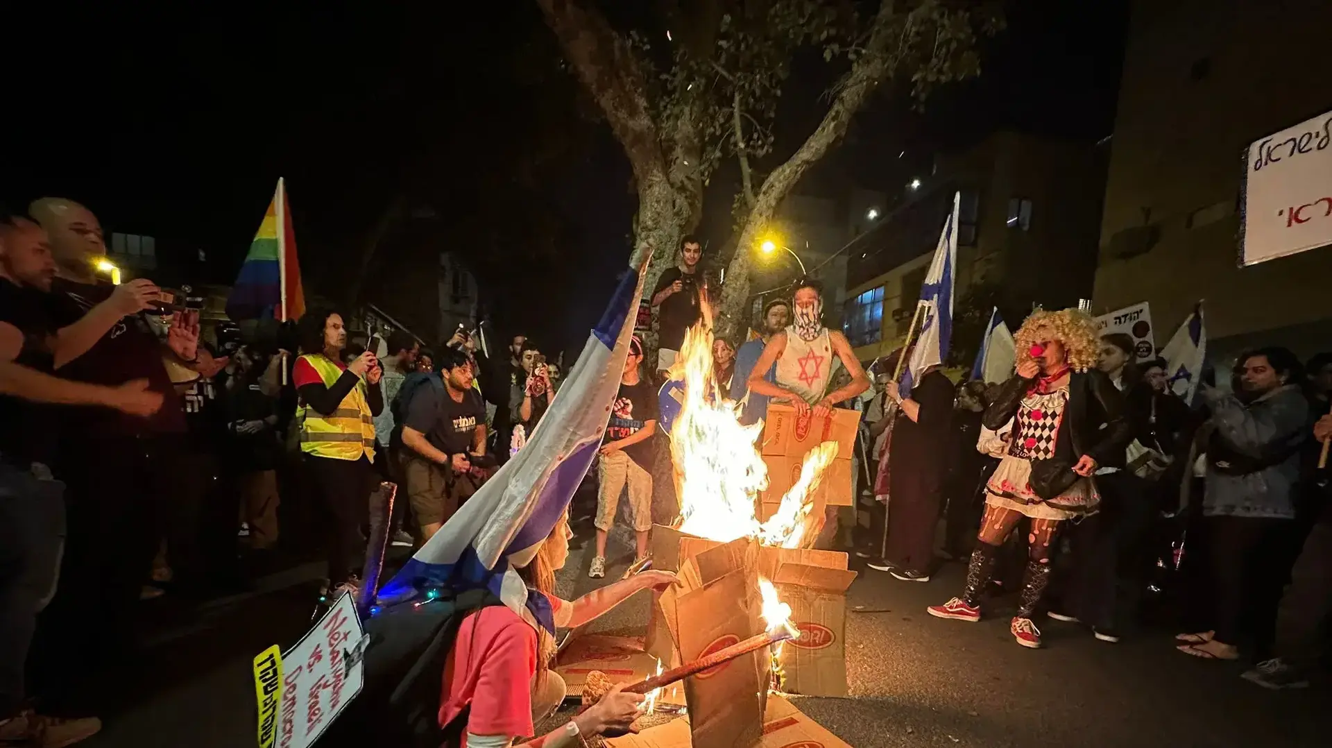 מדורה במסגרת ההפגנה נגד המהפכה המשפטית,קינג ג'ורג' תל אביב, 4 במרץ 2023 מדורה במסגרת ההפגנה נגד המהפכה המשפטית,קינג ג'ורג' תל אביב, 4 במרץ 2023