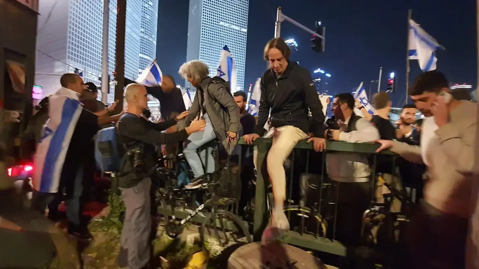 מפגינים נגד המהפכה המשפטית יורדים לכביש נתיבי איילון, תל אביב, 4 במרץ 2023 מפגינים נגד המהפכה המשפטית יורדים לכביש נתיבי איילון, תל אביב, 4 במרץ 2023
