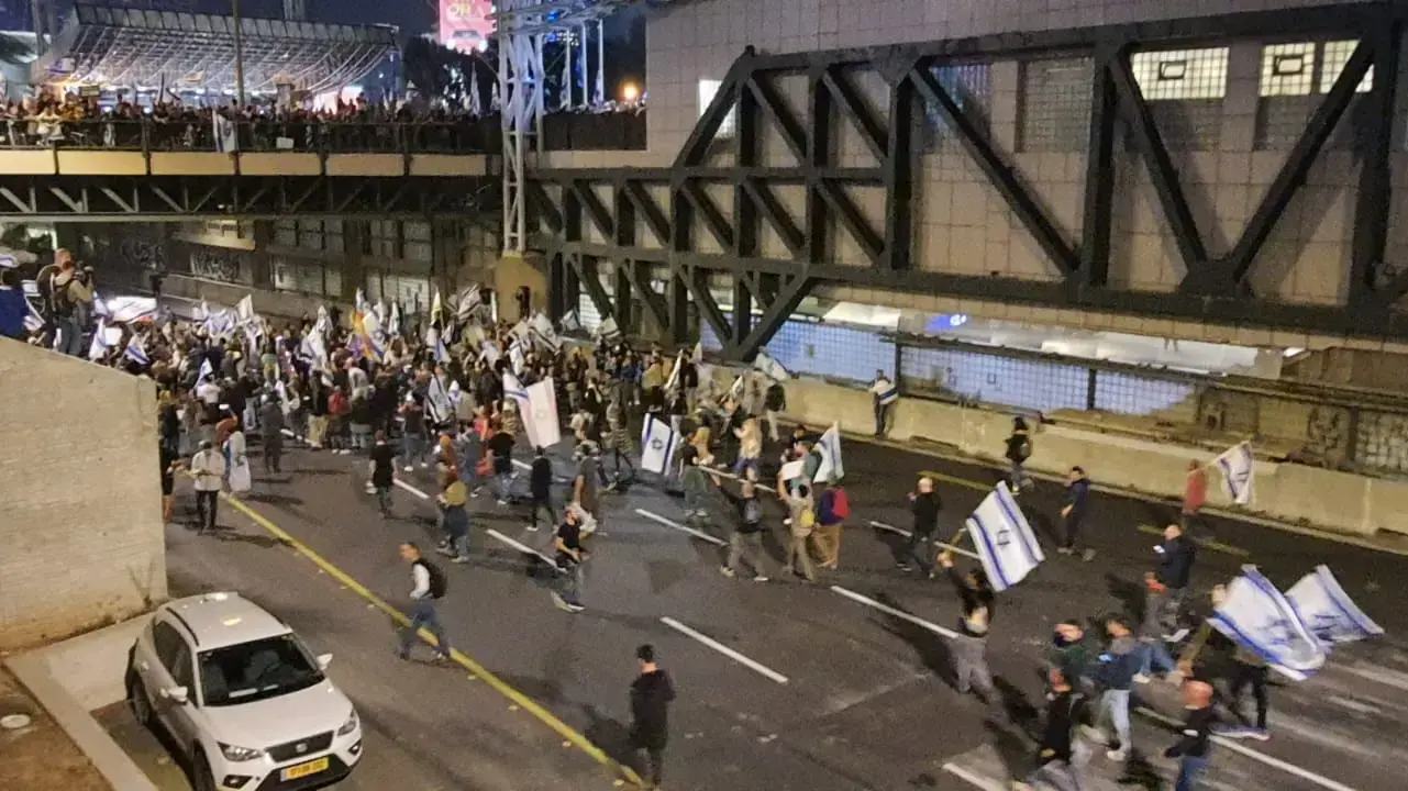 מפגינים נגד המהפכה המשפטית יורדים לכביש נתיבי איילון, תל אביב, 4 במרץ 2023 מפגינים נגד המהפכה המשפטית יורדים לכביש נתיבי איילון, תל אביב, 4 במרץ 2023