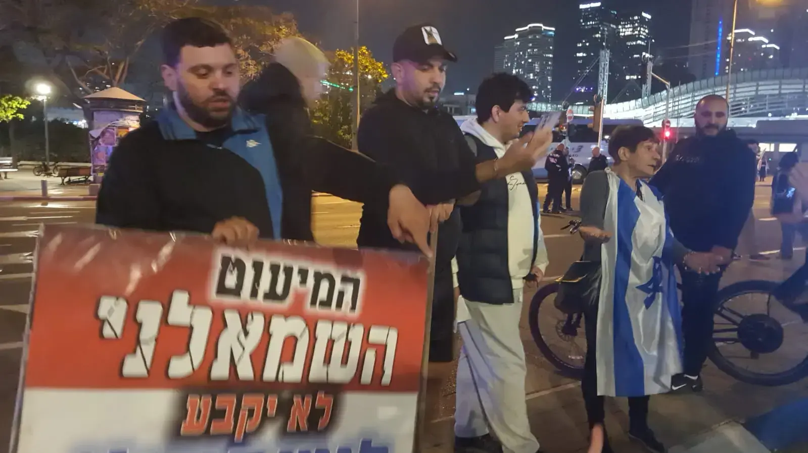 מפגינים נגד המהפכה המשפטית, נתיבי איילון, תל אביב, 4 במרץ 2023 מפגינים נגד המהפכה המשפטית, נתיבי איילון, תל אביב, 4 במרץ 2023