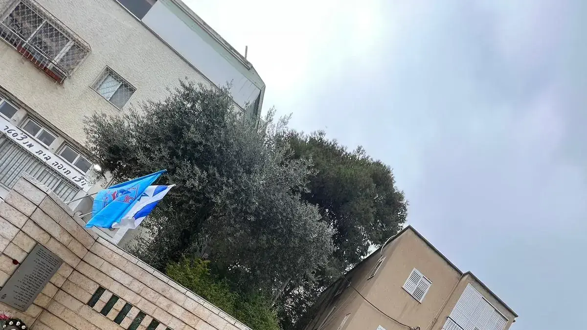עידן עזרא, נהג קו 37 של אגד בחיפה שעצר את האוטובוס שלו הבוקר לדקת דומיה לזכר קורבנות הפיגוע לפני 20 שנה 5 במרץ 2023 עידן עזרא, נהג קו 37 של אגד בחיפה שעצר את האוטובוס שלו הבוקר לדקת דומיה לזכר קורבנות הפיגוע לפני 20 שנה 5 במרץ 2023