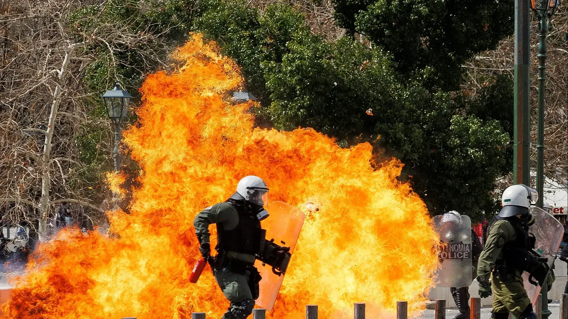 מהומות באתונה לאחר תאונת הרכבות מהומות באתונה לאחר תאונת הרכבות