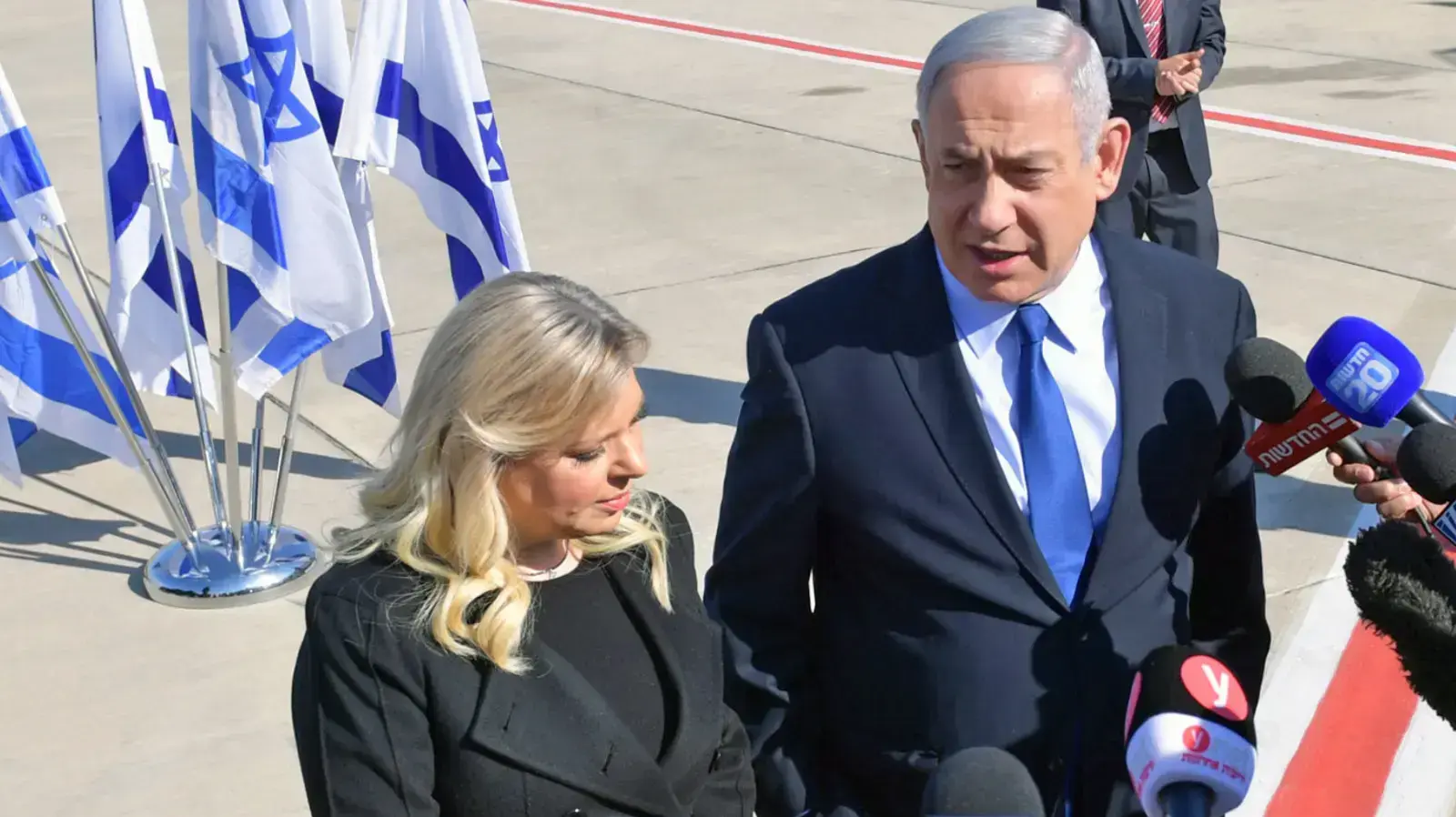 ראש הממשלה בנימין נתניהו ורעייתו שרה בשדה התעופה בן גוריון לפני יציאתם לביקור בליסבון, פורטוגל 4 בדצמבר 2019 ראש הממשלה בנימין נתניהו ורעייתו שרה בשדה התעופה בן גוריון לפני יציאתם לביקור בליסבון, פורטוגל 4 בדצמבר 2019