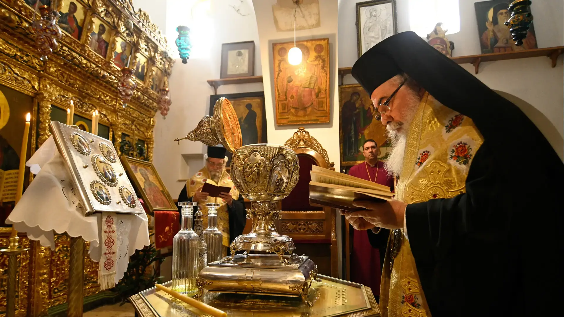 מכינים את השמן להכתרת המלך צ'ארלס מכינים את השמן להכתרת המלך צ'ארלס
