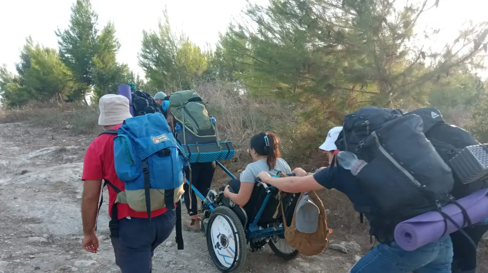 חניכי חנתון במסע עליה למכינה, מסייעים לחניכה עם מוגבלות