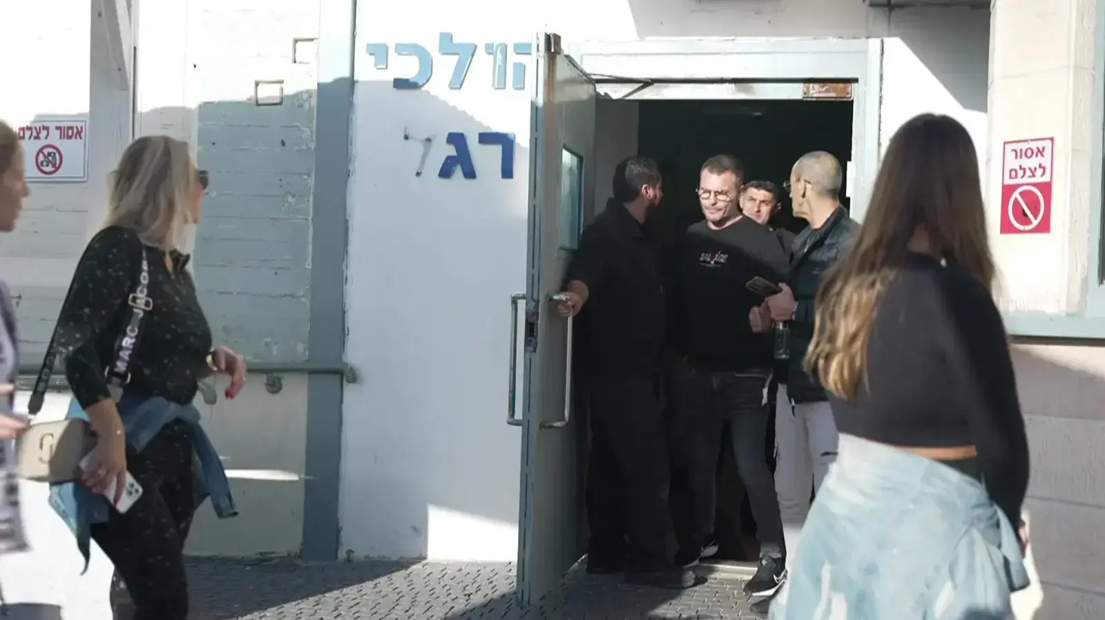 שי אביטל משתחרר מהכלא למעצר בית, רמלה. 6 במרץ 2023 שי אביטל משתחרר מהכלא למעצר בית, רמלה. 6 במרץ 2023
