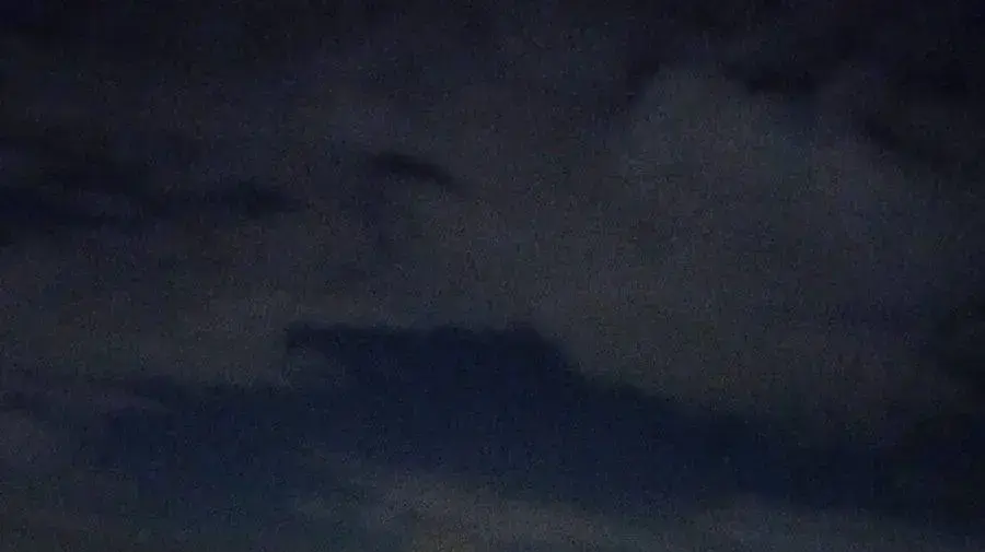 עשן עולה מתקיפה בנמל התעופה הבינלאומי בחאלב, סוריה, אחרי תקיפה שיוחסה לישראל, 7 במרץ 2023