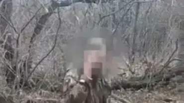 סרטון שבו נראה ככל הנראה שבוי מלחמה אוקראיני לא חמוש נורה למוות על ידי חיילים רוסים סרטון שבו נראה ככל הנראה שבוי מלחמה אוקראיני לא חמוש נורה למוות על ידי חיילים רוסים