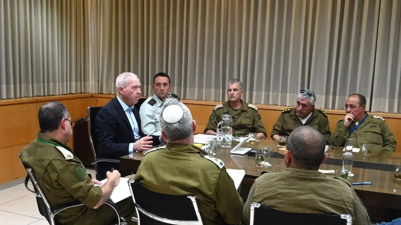 שר הביטחון יואב גלנט במפגש עם מפקדים בשירות מילואים. הקריה. 7 במרץ 2023 שר הביטחון יואב גלנט במפגש עם מפקדים בשירות מילואים. הקריה. 7 במרץ 2023