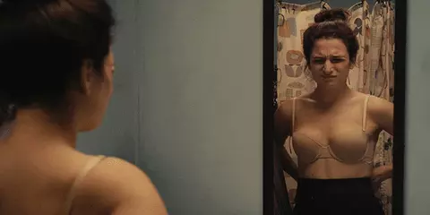 ג'ני סלייט מודדת חזיה מול המראה ג'ני סלייט מודדת חזיה מול המראה