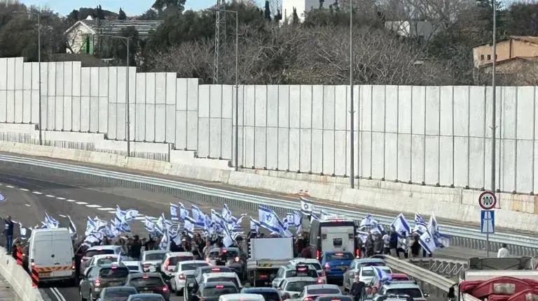 הפגנה נגד המהפכה המשפטית, כביש החוף נחסם. 9 במרץ 2023 הפגנה נגד המהפכה המשפטית, כביש החוף נחסם. 9 במרץ 2023