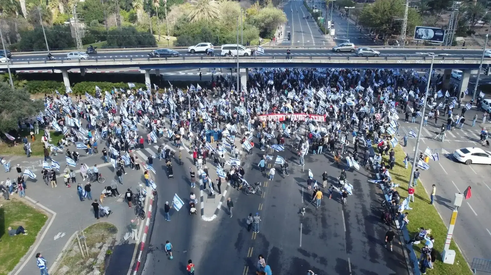 מפגינים נגד המהפכה השפטית, דרך נמיר תל אביב, 9 במרץ 2023 מפגינים נגד המהפכה השפטית, דרך נמיר תל אביב, 9 במרץ 2023