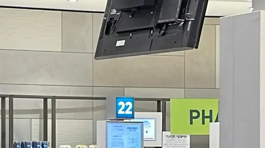 בזמן שעשרות אלפים מוחים ברחבי הארץ, צוותו של ראש הממשלה בקניות בדיוטי פרי. 9 במרץ 2023 בזמן שעשרות אלפים מוחים ברחבי הארץ, צוותו של ראש הממשלה בקניות בדיוטי פרי. 9 במרץ 2023