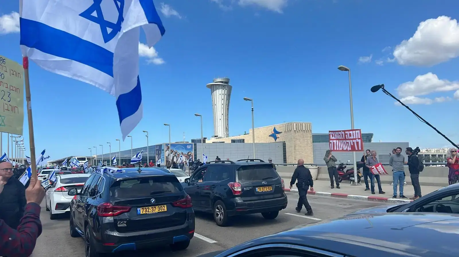 מפגינים נגד המהפכה המשפטית חוסמים את נתב"ג, 9 במרץ 2023 מפגינים נגד המהפכה המשפטית חוסמים את נתב"ג, 9 במרץ 2023