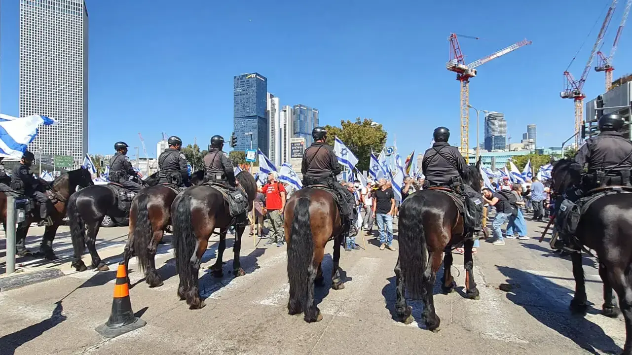 כוחות משטרה ופרשים בצומת עזריאלי, תל אביב. 9 במרץ 2023 כוחות משטרה ופרשים בצומת עזריאלי, תל אביב. 9 במרץ 2023