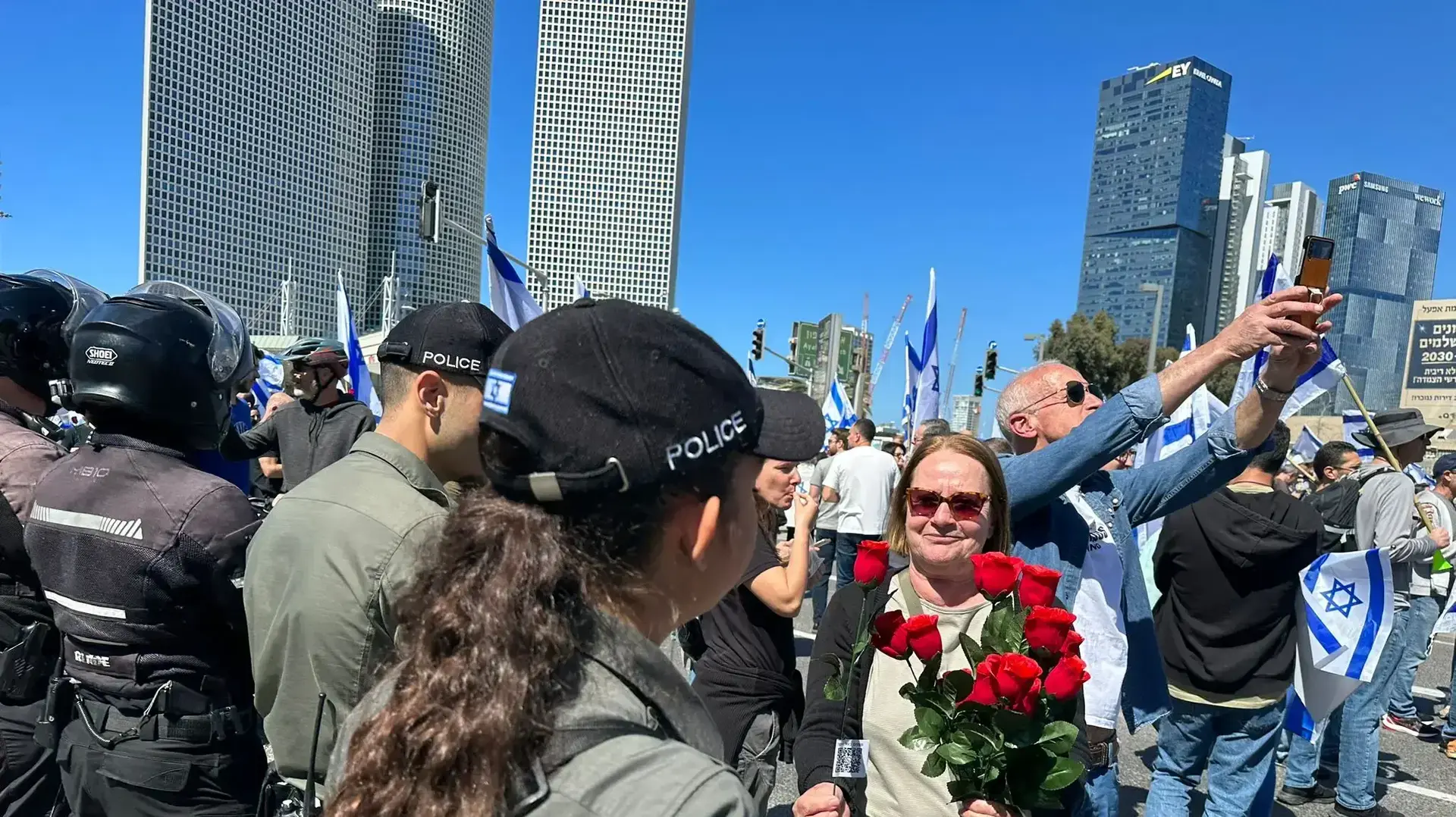 מפגינים נגד המהפכה המשפטית מחלקים פרחים לשוטרים, 9 במרץ 2023 מפגינים נגד המהפכה המשפטית מחלקים פרחים לשוטרים, 9 במרץ 2023