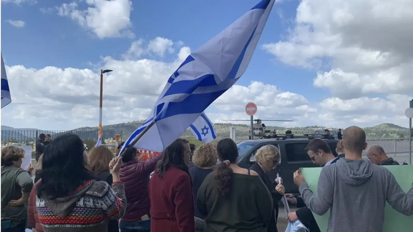 מפגינים נגד המהפכה המשפטית במנחת הדסה, 9 במרץ 2023 מפגינים נגד המהפכה המשפטית במנחת הדסה, 9 במרץ 2023