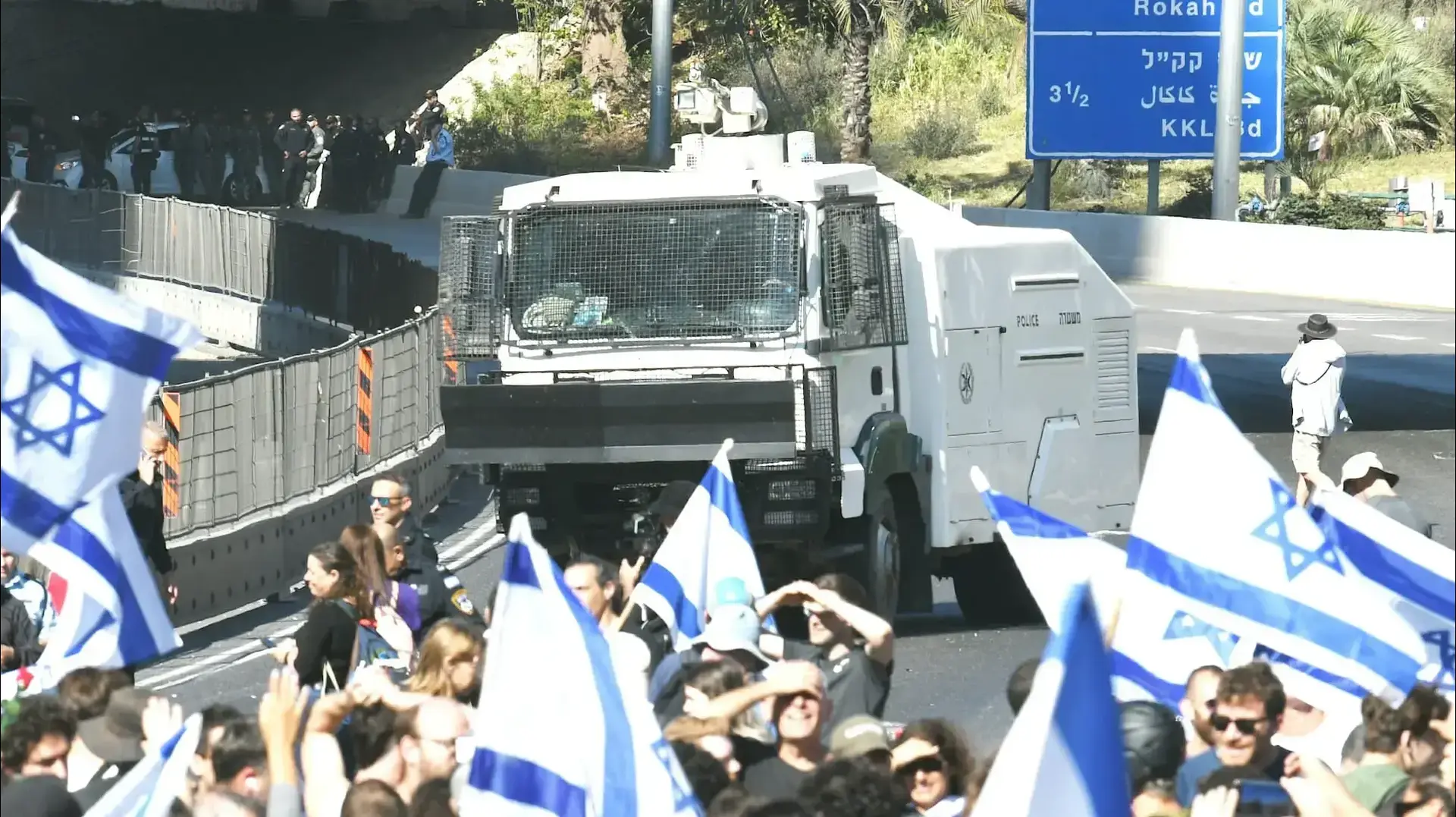 מכתזית במהומות באיילון בהפגנה נגד המהפכה המשפטית. 9 במרץ 2023