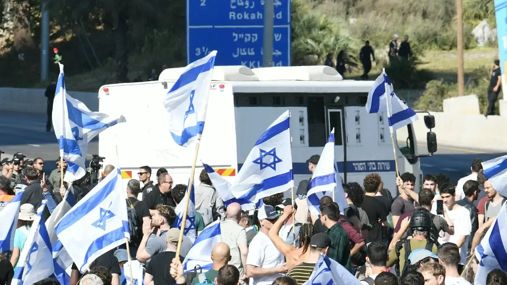 משאית עצורים - מהומות באיילון בהפגנה נגד המהפכה המשפטית. 9 במרץ 2023 משאית עצורים - מהומות באיילון בהפגנה נגד המהפכה המשפטית. 9 במרץ 2023