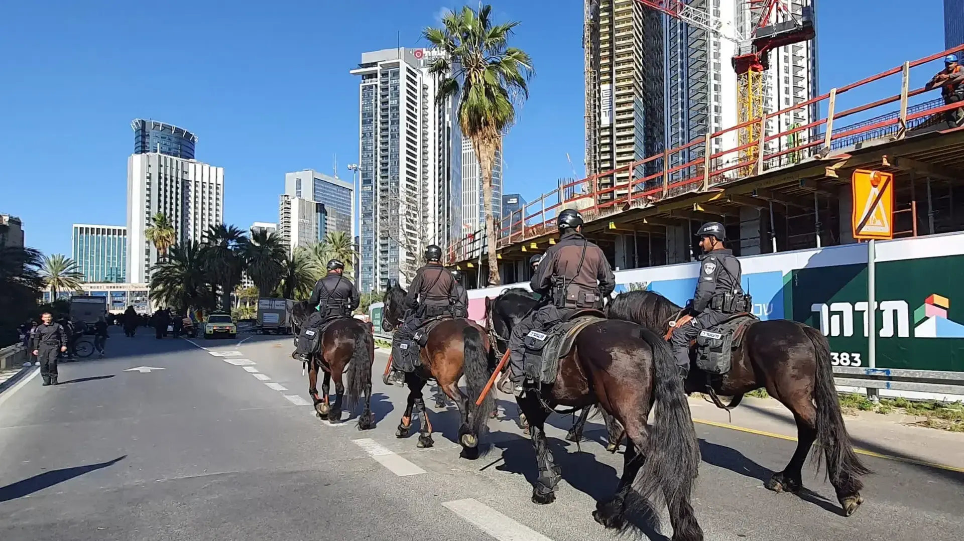 סוסי משטרה מפנים את המפגינים נגד המהפכה המשפטית, נתיבי איילון, 9 במרץ 2023 סוסי משטרה מפנים את המפגינים נגד המהפכה המשפטית, נתיבי איילון, 9 במרץ 2023