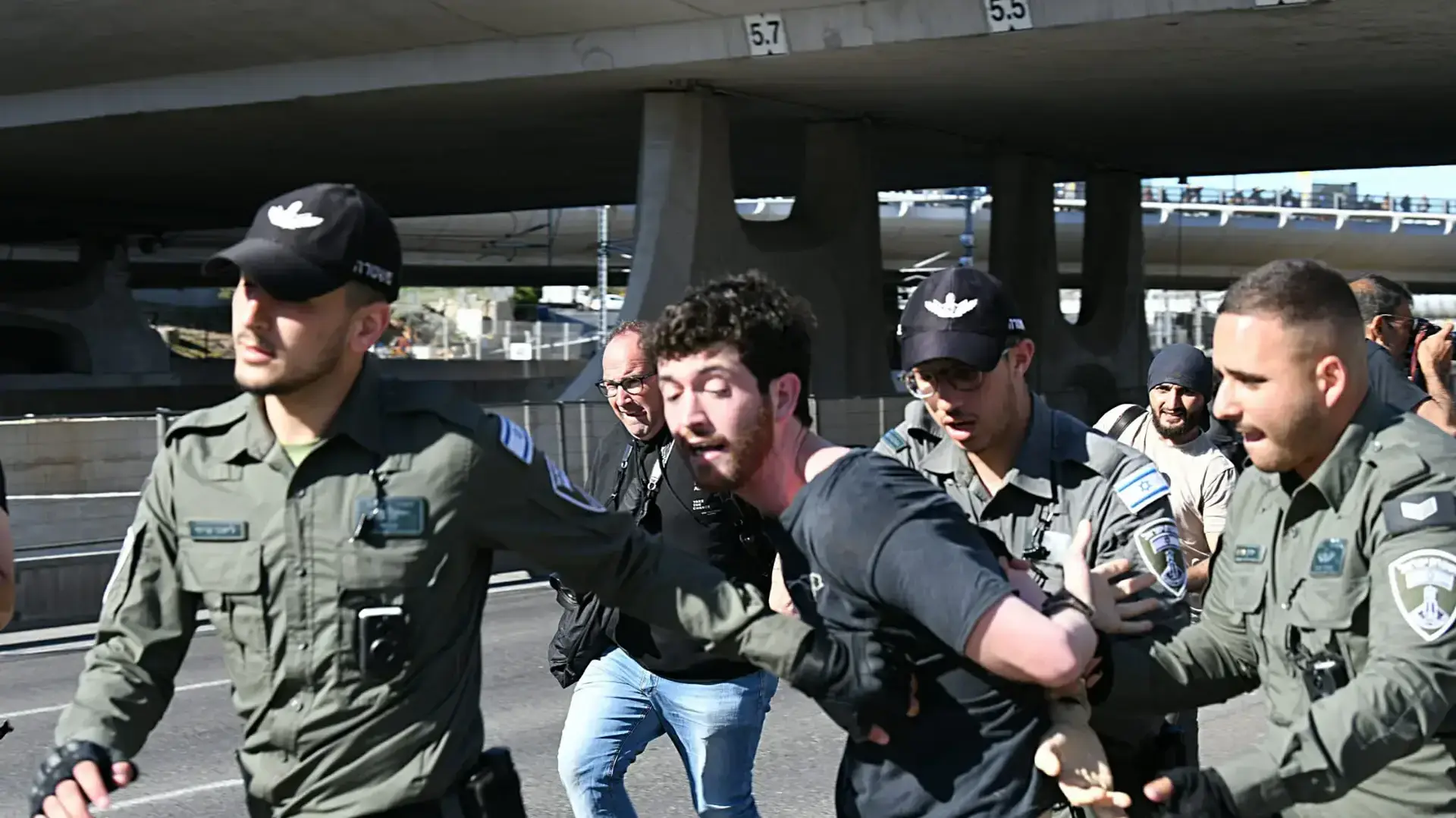 מעצר מפגינים נגד המהפכה המשפטית, נתיבי איילון, 9 במרץ 2023 מעצר מפגינים נגד המהפכה המשפטית, נתיבי איילון, 9 במרץ 2023