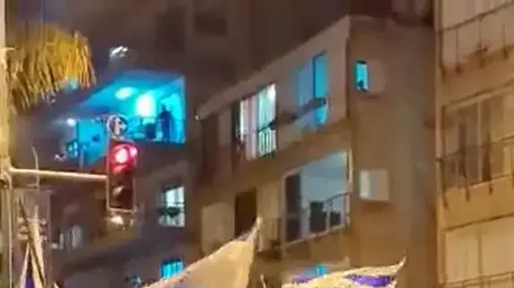 אדם אוחז בפטיש בהפגנה נגד המהפכה המשפטית, 11 במרץ 2023 אדם אוחז בפטיש בהפגנה נגד המהפכה המשפטית, 11 במרץ 2023