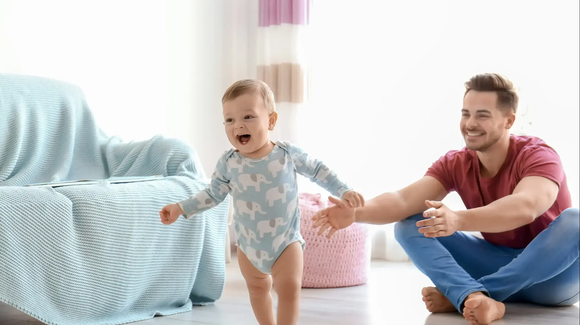 אבא עם תינוקת שעושה את צעדיה הראשונים אבא עם תינוקת שעושה את צעדיה הראשונים
