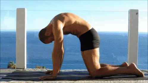 גבר עושה יוגה גבר עושה יוגה